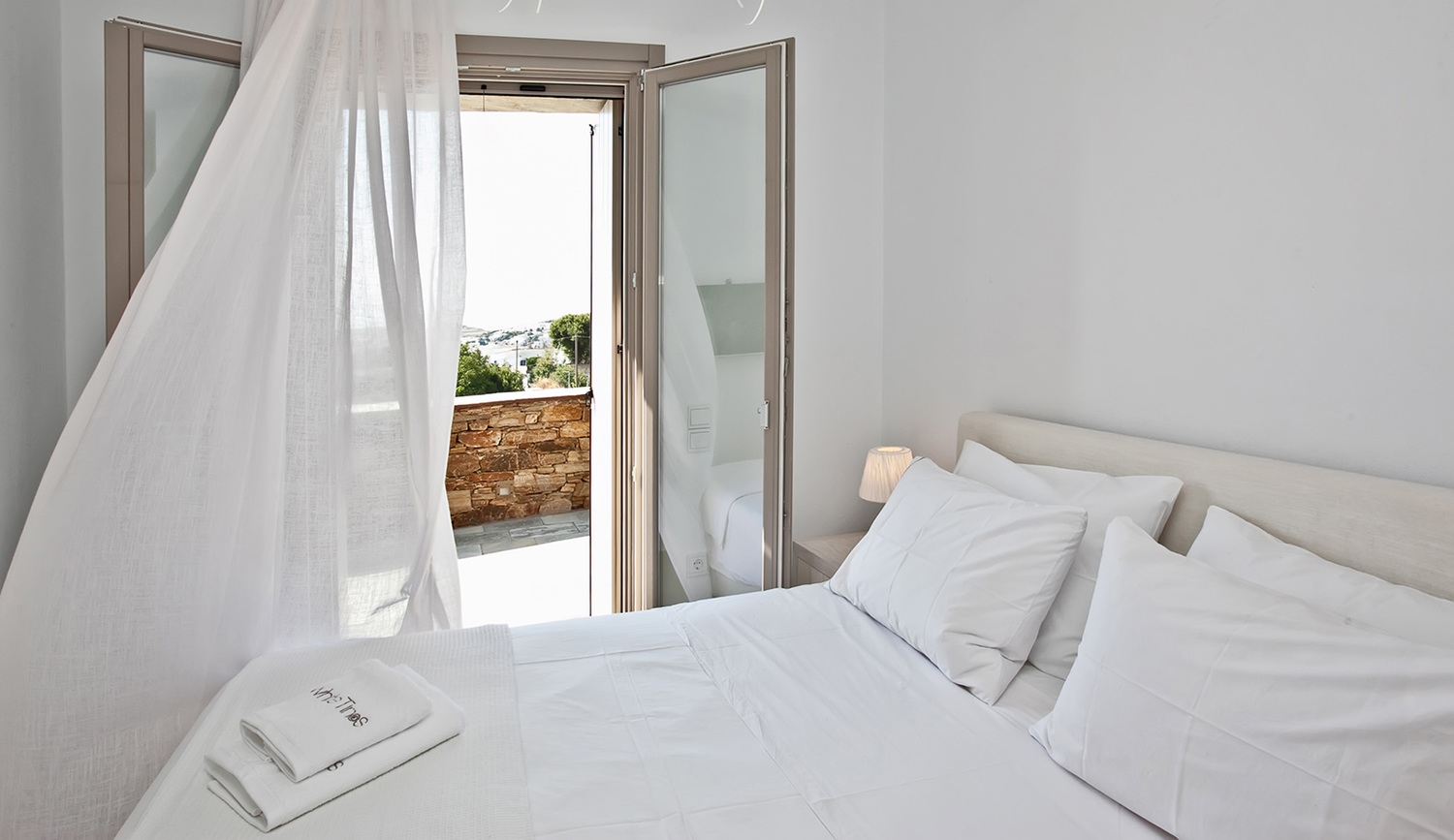 Akathi Suites - ''White Tinos''  Luxury Suites.